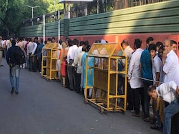 अटल जी के अंतिम दर्शन को उमड़ी समर्थकों की भीड़, इतनी किमी लगी लंबी लाइन अटल जी के अंतिम दर्शन को उमड़ी समर्थकों की भीड़, इतनी किमी लगी लंबी लाइन