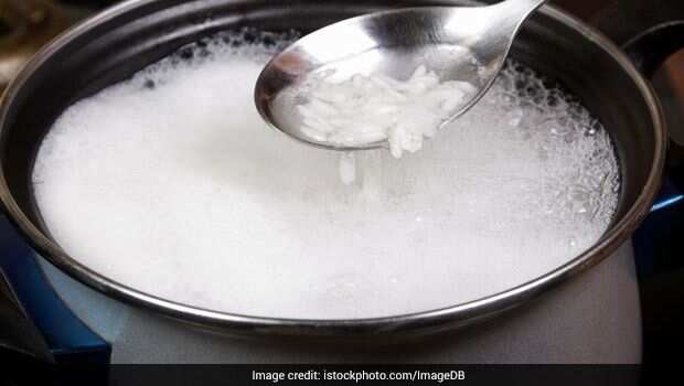 Rice Water Benefits: क्या आप भी फेंक देते हैं चावल का पानी? अब से न करें ऐसा, रोजाना पीने से स्वास्थ्य को मिलते हैं 7 शानदार फायदे!