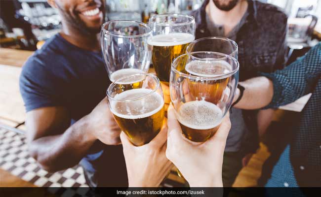 3 Ways You Can Meet New People And Make New Friends At A Bar