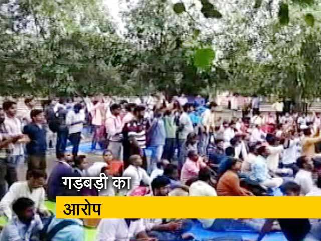 यूपी में सहायक शिक्षक भर्ती में भी विवाद