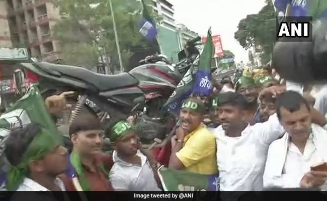 In Bharat Bandh, Motorcycle On Shoulders To Show "Weight" Of Fuel Price