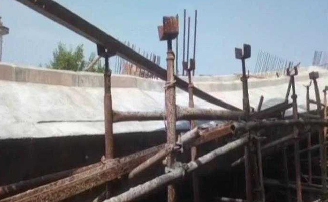 पश्चिम बंगाल: निर्माणाधीन फ़्लाईओवर गिरा, अभी तक कोई हताहत नहीं, एक महीने में तीसरी बार गिरा पुल