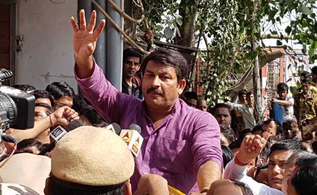 अमित शाह की जगह मनोज तिवारी ने स्वीकारी केजरीवाल की चुनौती, AAP ने भी बदला नेता