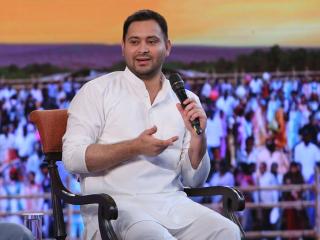 पटना में राजद कार्यकर्ताओं पर पुलिस ने किया लाठीचार्ज, तेजस्वी यादव ने किया प्रदर्शन