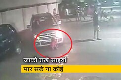 महिला ने बच्चे पर चढ़ा दी कार, बाल-बाल बची जान महिला ने बच्चे पर चढ़ा दी कार, बाल-बाल बची जान