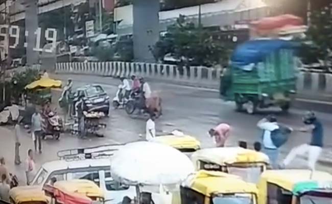 दिल्ली में बदमाशों के हौसले बुलंद, लूट कर हो जा रहे फरार, सामने आए कई CCTV फुटेज