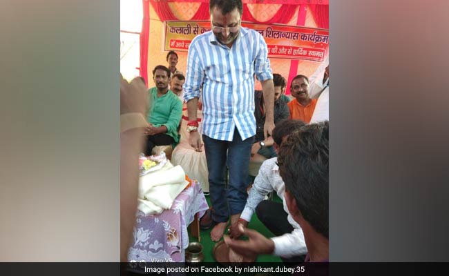 BJP MP निशिकांत दुबे का पैर धोकर कार्यकर्ता ने पीया  पानी, विवाद पर बोले- कृष्ण ने भी धोया था