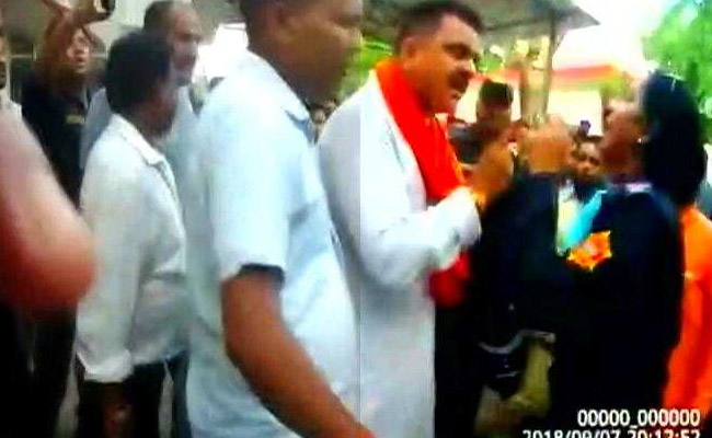 बिना कागज नशे में बाइक चला रहे युवक को रोका, तो बीजेपी विधायक ने की महिला दारोगा से अभद्रता