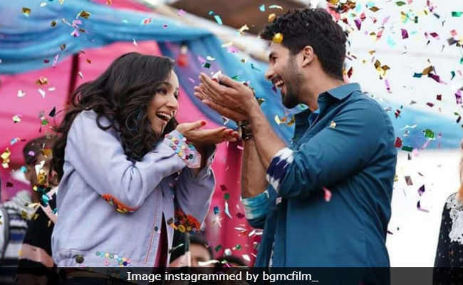 <i>Batti Gul Meter Chalu</i> Movie Review: Shahid Kapoor Tries His Best In Dim, Flickering Bulb Of A Film