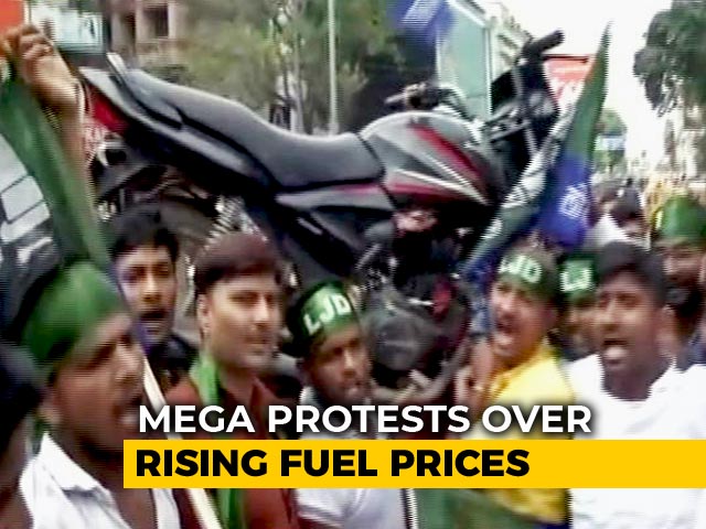 In Bharat Bandh, Motorcycle On Shoulders To Show "Weight" Of Fuel Price