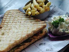 ग्रिल्ड वेज पेस्तो सैं​डविच Recipe