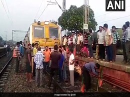 BJP, Trinamool Men Clash During Bengal Bandh. Buses Stoned, Trains Halted BJP, Trinamool Men Clash During Bengal Bandh. Buses Stoned, Trains Halted