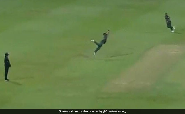 इस कैच ने पाकिस्तान को कर दिया Asia Cup से बाहर, हवा में उछलकर एक हाथ से पकड़ा, देखें VIDEO