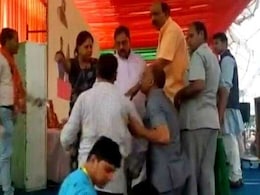 वसुंधरा राजे की गौरव यात्रा के दौरान मंच पर आपस में भिड़ गए बीजेपी नेता, देखें- VIDEO वसुंधरा राजे की गौरव यात्रा के दौरान मंच पर आपस में भिड़ गए बीजेपी नेता, देखें- VIDEO