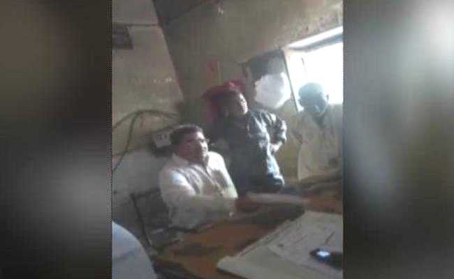 VIDEO: यूपी के कासगंज में बीजेपी विधायक की गुंडागर्दी, गलत काम करने से मना करने पर JE को पीटा