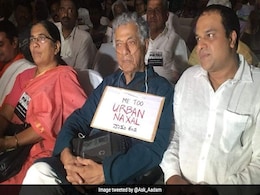 लेखक गिरीश कर्नाड ने गले में ‘मी टू अर्बन नक्सल' लिखी तख़्ती टांगी तो शिकायत हुई दर्ज   लेखक गिरीश कर्नाड ने गले में ‘मी टू अर्बन नक्सल' लिखी तख़्ती टांगी तो शिकायत हुई दर्ज