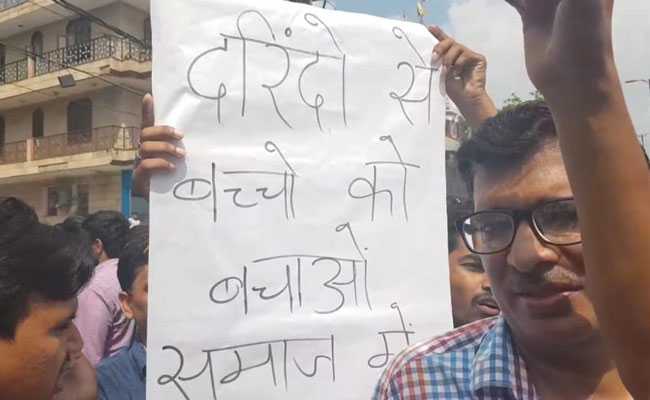 दिल्ली : स्कूल में तीन साल की बच्ची का कथित यौन शोषण, सैकड़ों लोगों ने किया विरोध प्रदर्शन