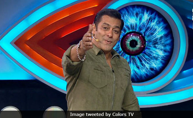 <i>Bigg Boss</i> 12, Day 6: Salman Khan Sings '<i>Main Hu Hero Tera</i>' On <i>Weekend Ka Vaar</i>