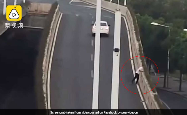 पुलिस पकड़ रही थी शराब पीकर गाड़ी चलाने वालों को, शख्स बचने के लिए कूद गया पुल से, देखें VIDEO