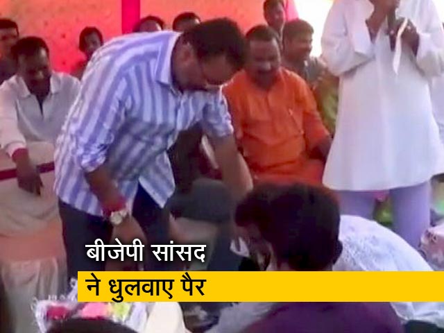 BJP MP निशिकांत दुबे का पैर धोकर कार्यकर्ता ने पीया पानी, विवाद पर दी सफाई