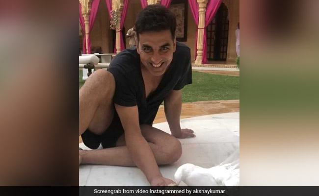 अक्षय कुमार ने जमीन पर बैठकर खिलाया मसक्कली को दाना, 35 लाख बार देखा गया Video...