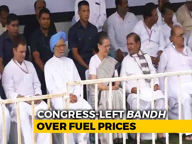 Sonia Gandhi, Manmohan Singh Join <i>Bharat Bandh</i> Over Rising Fuel Prices