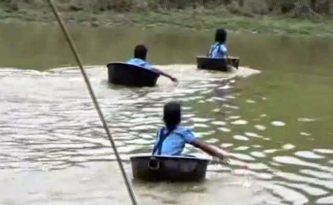VIDEO: जहां स्कूल तक पहुंचने के लिए पतीले में बैठकर नदी पार करने को मजबूर हैं छोटे-छोटे बच्चे...