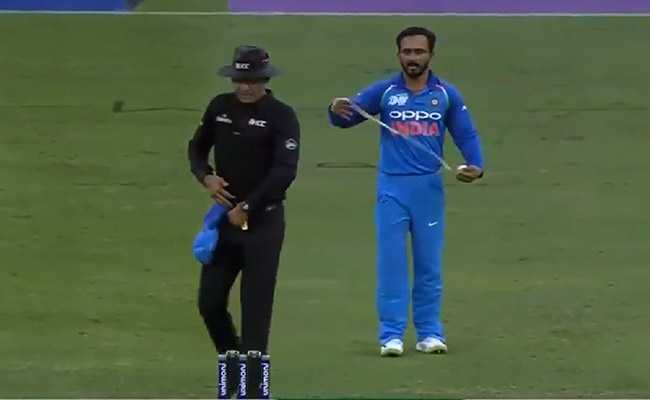 VIDEO: जब एशिया कप के फाइनल में गेंद और बल्ले से कमाल करने वाले केदार जाधव को अंपायर ने कहा- पट्टी खोलो