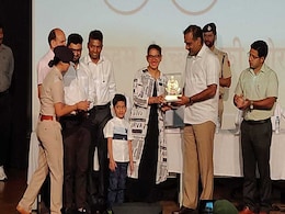 दिल्ली : महिला की दिलेरी की वजह से पकड़ा गया शातिर अपराधी, पुलिस ने किया सम्मानित दिल्ली : महिला की दिलेरी की वजह से पकड़ा गया शातिर अपराधी, पुलिस ने किया सम्मानित