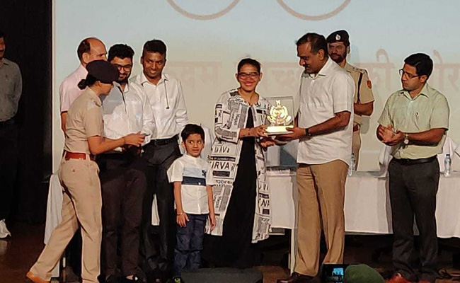 दिल्ली : महिला की दिलेरी की वजह से पकड़ा गया शातिर अपराधी, पुलिस ने किया सम्मानित