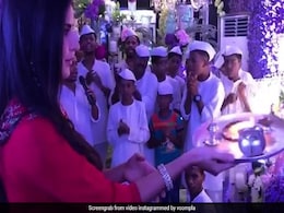 कैटरीना कैफ ने अर्पिता के घर गणेश पूजा में की आरती, यूलिया के साथ पहुंचे सलमान खान- देखें Video कैटरीना कैफ ने अर्पिता के घर गणेश पूजा में की आरती, यूलिया के साथ पहुंचे सलमान खान- देखें Video