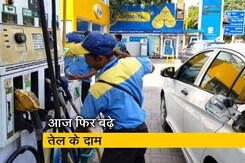 फिर बढ़े तेल के दाम, दिल्ली में पेट्रोल 83.40 और डीज़ल 74.63 रुपये लीटर पहुंचा फिर बढ़े तेल के दाम, दिल्ली में पेट्रोल 83.40 और डीज़ल 74.63 रुपये लीटर पहुंचा