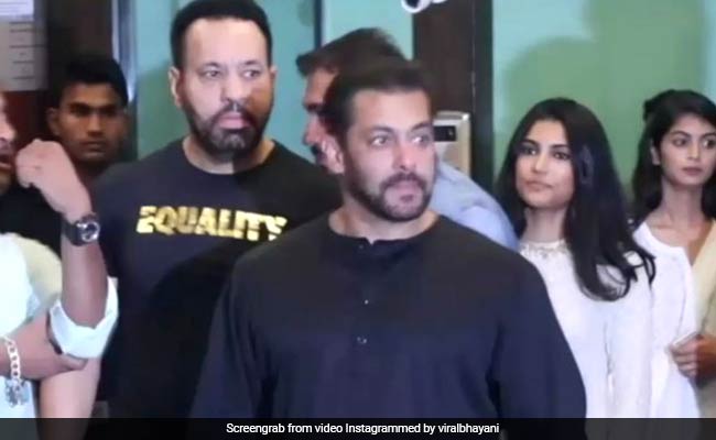 गणेश पूजा पर भांजी के साथ पहुंचे सलमान खान, वीडियो इंटरनेट पर हुआ वायरल