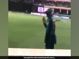 Asia Cup 2018: भारतीय फैन्स ने शोएब मलिक को कहा- जीजू, पीछे देखकर हिलाने लगे हाथ, देखें VIDEO Asia Cup 2018: भारतीय फैन्स ने शोएब मलिक को कहा- जीजू, पीछे देखकर हिलाने लगे हाथ, देखें VIDEO