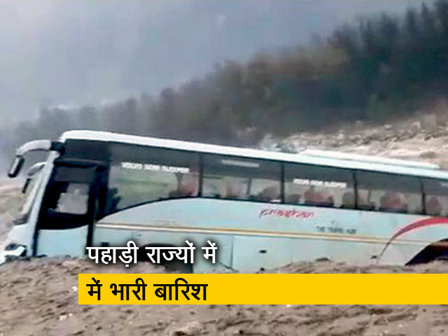 पहाड़ी राज्यों में बारिश से तबाही, मनाली में बह गई बस