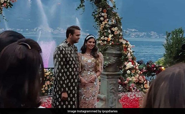 Isha Ambani Engagement: मुकेश अंबानी का हाथ थामे सगाई में पहुंचीं ईशा अंबानी, 15 Inside Pic And Videos