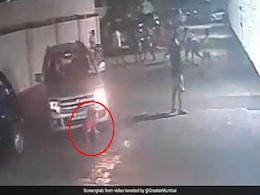 दोस्तों के साथ खेल रहा था बच्चा, महिला ने ऊपर चढ़ा दी कार, फिर हुआ ऐसा चमत्कार, देखें Viral Video दोस्तों के साथ खेल रहा था बच्चा, महिला ने ऊपर चढ़ा दी कार, फिर हुआ ऐसा चमत्कार, देखें Viral Video