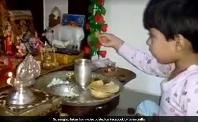 VIDEO: बच्ची ने इस तरह कराया भगवान को भोजन, देखकर आपको भी आ जाएगी हंसी VIDEO: बच्ची ने इस तरह कराया भगवान को भोजन, देखकर आपको भी आ जाएगी हंसी