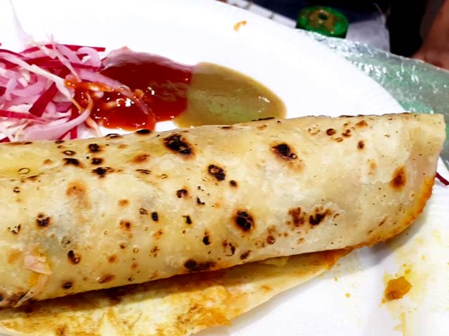 Kolkata Hot Kathi Roll In Delhi's CR Park