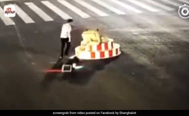 Tired Of Waiting At Red Light, Man Breaks Traffic Signal In China