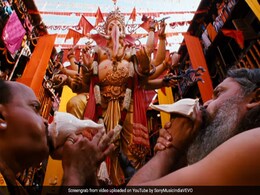 Ganesh Chaturthi 2018: 'गणपति बप्पा मोरया' की हर ओर गूंज, गणेश चतुर्थी पर सुनें बॉलीवुड के जबरदस्त सॉन्ग Ganesh Chaturthi 2018: 'गणपति बप्पा मोरया' की हर ओर गूंज, गणेश चतुर्थी पर सुनें बॉलीवुड के जबरदस्त सॉन्ग