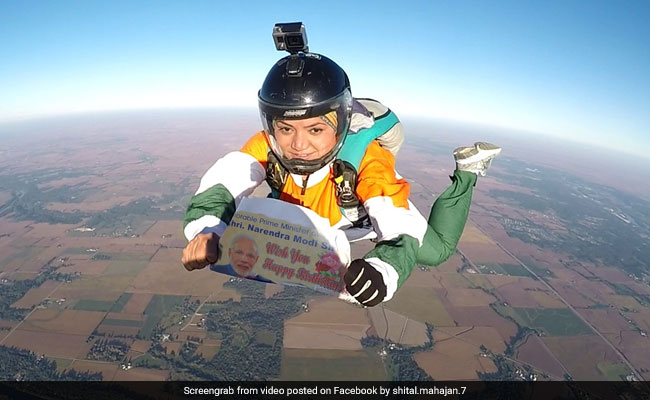 PM Narendra Modi को बर्थडे विश करने के लिए लड़की ने 13 हजार फुट से लगाई छलांग, देखें VIDEO