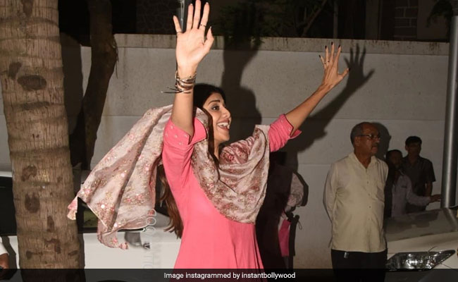 Ganesh Chaturthi 2018: शिल्पा शेट्टी के घर 'गणपति बप्पा' की यूं मनीं खुशियां; संजय दत्त के घर विराजे गणेश- Video