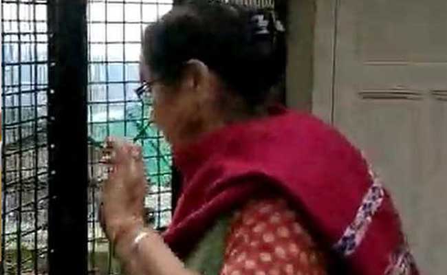 Video: बंदरों के आतंक से परेशान नजर आईं अनुपम खेर की मॉम, बोलीं- 'मुझे डरा रहा है मुसटंडा'