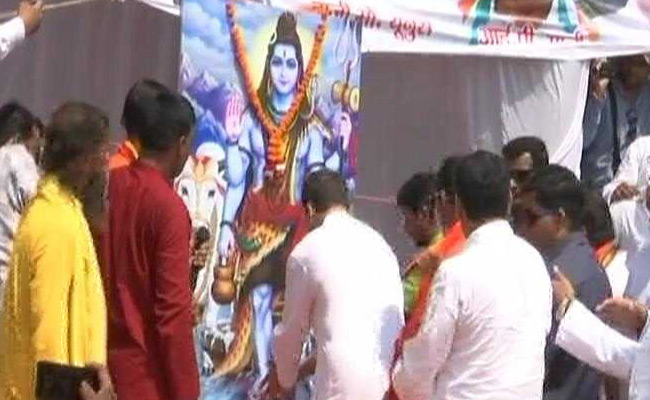 कैलास मानसरोवर यात्रा के बाद पहली बार अमेठी पहुंचे 'शिवभक्त' राहुल गांधी का 'भगवाधारियों' ने किया स्वागत