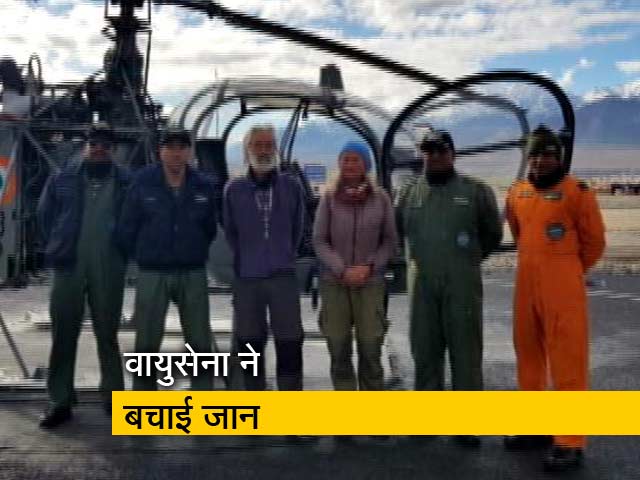 बर्फबारी में फंसे 2 जर्मन सैलानियों का रेस्क्यू