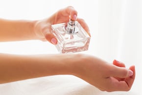 डायरेक्ट स्किन पर लगाते हैं परफ्यूम? तो अभी हो जाएं अलर्ट, नुकसान जानकर आज ही फेंक देंगे प्रोडक्ट &nbsp;