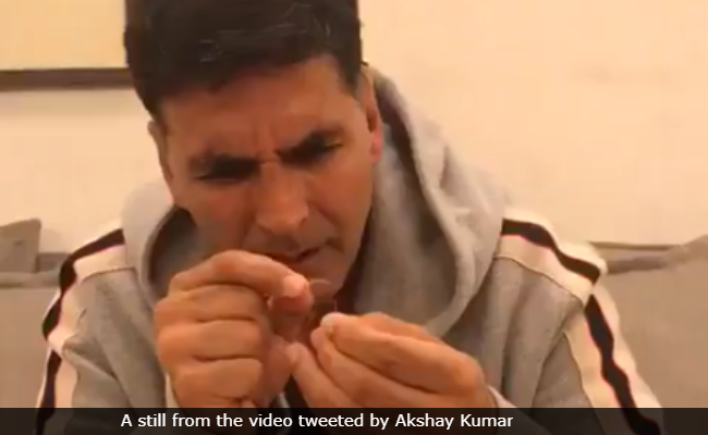 Akshay Kumar Threads A Needle In The '<i>Sui Dhaaga</i> Challenge,' Tags Sachin Tendulkar