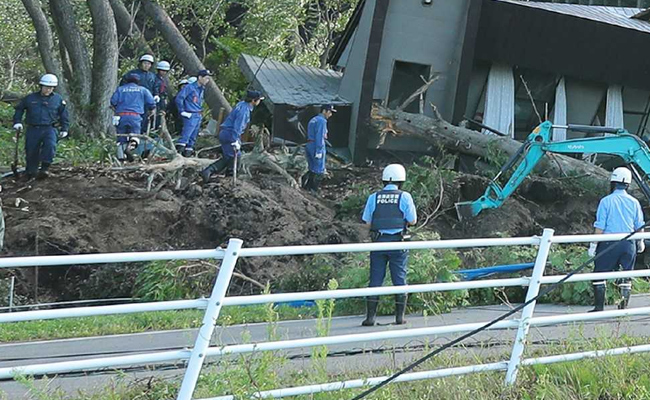 35 Dead In Japan Earthquake; Rescue Workers Rake Through Mud For Survivors