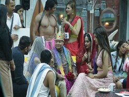 Bigg Boss 12 Day 4: अनूप जलोटा की लगी लॉटरी, बने 'रंगीला राजकुमार' और सभी लड़कियां बनीं उनकी रानी Bigg Boss 12 Day 4: अनूप जलोटा की लगी लॉटरी, बने 'रंगीला राजकुमार' और सभी लड़कियां बनीं उनकी रानी